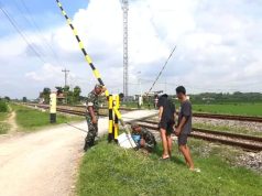 Hindari Kecelakaan di Perlintasan Kereta Api, Warga Sumberejo Randublatung bersama Tentara Pasang Palang Pintu