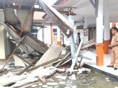 Diguyur Hujan Deras Atap Teras Rumah Dinas Camat Banjarejo Blora Runtuh
