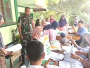 Aparat Desa Doplang Bersama Babinsa Jati Pastikan Penyaluran Bansos Beras 10 kg Tepat Sasaran