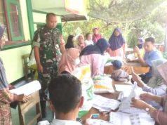 Aparat Desa Doplang Bersama Babinsa Jati Pastikan Penyaluran Bansos Beras 10 kg Tepat Sasaran