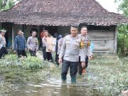 Kapolres Grobogan Menerjang Banjir Bagikan Sembako untuk Warga Terdampak di Lemahputih