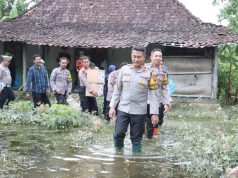 Kapolres Grobogan Menerjang Banjir Bagikan Sembako untuk Warga Terdampak di Lemahputih