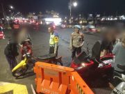 Polisi Tilang Pengunjung Alun-alun Kebumen yang Tak Pakai Helm