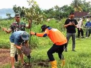 Peduli Kelestarian Alam, Bersama Relawan Tanam Pohon Penghijauan