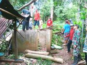 Gotong Royong Memperbaiki Rumah Korban Bencana Angin Kencang