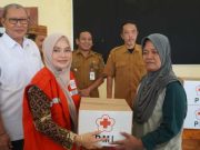 PMI Kebumen dan Bappeda Bagi Bansos ke Warga Terdampak El Nino