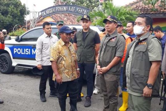 Kepala BNPB Letjen TNI Suharyanto Kunjungi Kendal, Berikan Bantuan kepada Warga Korban BanjirBanjir
