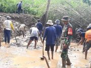 Aksi Tanggap Bencana, Singkirkan Longsoran yang Menutup Jalan