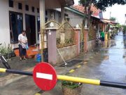 Banjir Surut, Warga Mulai Bersih- Bersih Halaman Rumah