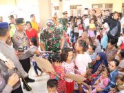 Tinjau Korban Banjir di Grobogan, Kapolda dan Pangdam Berikan Mainan untuk Anak-Anak