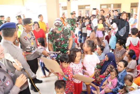 Tinjau Korban Banjir di Grobogan, Kapolda dan Pangdam Berikan Mainan untuk Anak-Anak