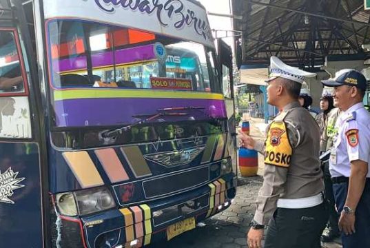 Satlantas dan Dishub Grobogan Lakukan Ramp Check di Terminal Purwodadi, Dua Bus Didapati Lampu Seinnya Mati