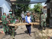 Babinsa Bersama Warga Bersihkan Material Rumah Roboh di Batang