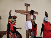 Umat Katolik Blora Mengikuti Ibadah Jumat Agung, Diawali dengan Visualisasi Jalan Salib