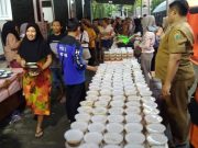 Mewah, Seribuan Pengungsi Banjir di Posko DPRD Kudus Bukber dengan Gulai Kambing