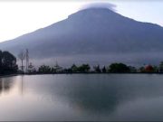 Bunga Rampai dan Sanjungan untuk Gunung Sumbing dari Embung Kledung di Kaki Gunung Sindoro
