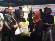 Demi Paket Sembako, Ratusan Warga Batang Rela Antri