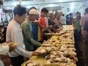 ‘Ngalap Berkah’ Ramadan ala Jamaah Masjid Besar Nurul Huda Batang