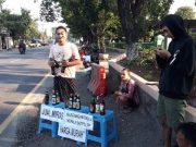 4 Pemuda Protes di Depan Kantor Satpolkar Kendal karena Warung Miras Tak Ditutup