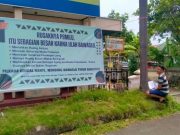 Baliho Berukuran Besar Bertuliskan ‘Rusaknya Pemilu’ Dipasang di Depan Kantor Bawaslu Kendal