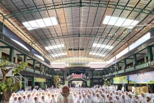 Talkshow Motivasi Penguasaan Bahasa Asing bersama UPT Pengembangan Bahasa UNISNU Jepara di Banat Kudus