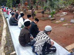 Warga Perum Purnamandala Nyadran di Taman Makam Bahagia