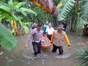 Banjir Terjang Kudus, Ambarwati Harus Melahirkan di tengah Kepungan Genangan Air