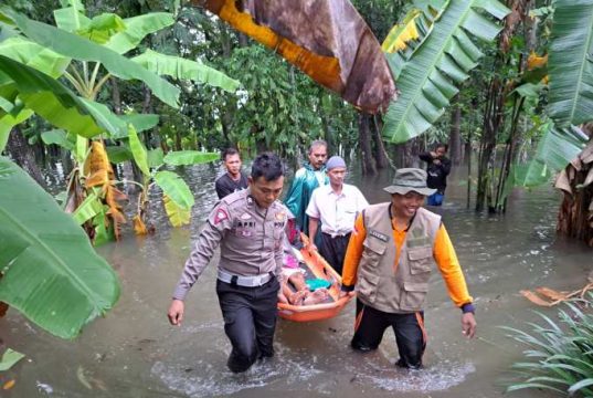 Banjir Terjang Kudus, Ambarwati Harus Melahirkan di tengah Kepungan Genangan Air