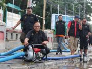 Unissula Bantu Keringkan Jalan Kaligawe