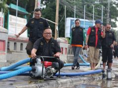 Unissula Bantu Keringkan Jalan Kaligawe