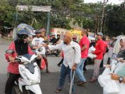 Komunitas Fans Radio Kartini Jepara Berbagi Paket Takjil