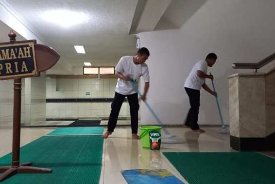 Gerakan Masjid Bersih bersama Unilever Indonesia di MAJT