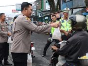 Kapolres Wonosobo Bagikan Paket Takjil Gratis pada Pengguna Jalan
