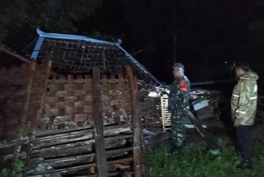 Ditinggal Shalat Tarawih, Rumah Warga Plupuh Sragen Ambruk