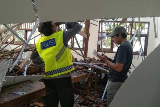 Atas Ruang Kelas SD Pangkalan Karangrayung Ambrol, Diduga Rapuh Dimakan Rayap