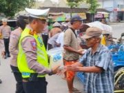 Operasi Keselamatan Ramadan 2024, Polisi Blora Bagikan Beras ke Tukang Becak di Cepu
