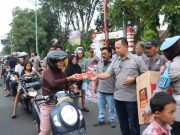 Berharap Berkah Ramadhan, Polisi dan Komunitas Toyota Land Cruisher Jepara Berbagi Takjil