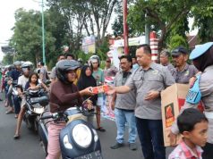 Berharap Berkah Ramadhan, Polisi dan Komunitas Toyota Land Cruisher Jepara Berbagi Takjil