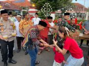 Pemkab Jepara Berbagai Takjil Gratis ke Pengguna Jalan