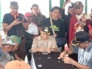 Wakil Bupati Ikut Lomba ‘Ngelinthing’ Tembakau Sambil Jalan di Acara HPN Komunitas Jurnalis Wonosobo