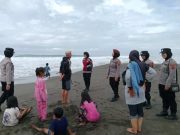 Cegah Wisatawan Mandi di Laut, Polwan Polres Kebumen Turun ke Pantai