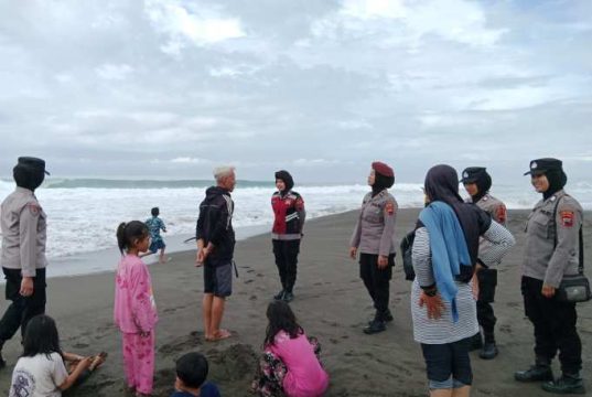 Cegah Wisatawan Mandi di Laut, Polwan Polres Kebumen Turun ke Pantai