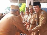 Hari Pertama Masuk Kerja Diawali Salaman Halalbihalal
