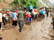 Jalan ke Wisata Soko Langit Tertimbun Tanah Longsor