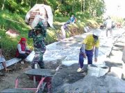 Gotong Royong Membangun Jalan Desa Bersama Tentara