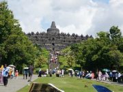 Animo Wisatawan Naik ke Bangunan Candi Borobudur Cukup Tinggi Kunjungan ke Candi Borobudur