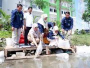 Peringati Hari Bumi Kedokteran Unissula Tebar 10.000 Benih Ikan