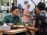 KGPA Mangkunegara X Menikmati Sate Blora dalam Mangkunegaran Makan-Makan