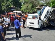 Akibat Tak Mampu Menanjak Truk Pasir Timpa Sejumlah Kendaraan di Semarang Hingga Ringsek
