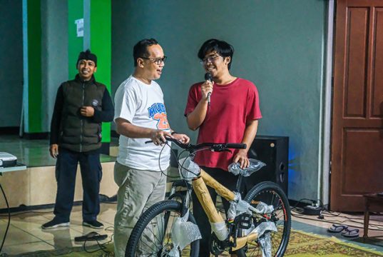 Disela Nobar Piala Asia U-23, Wali Kota Magelang Bagi-bagi Sepeda untuk Warga